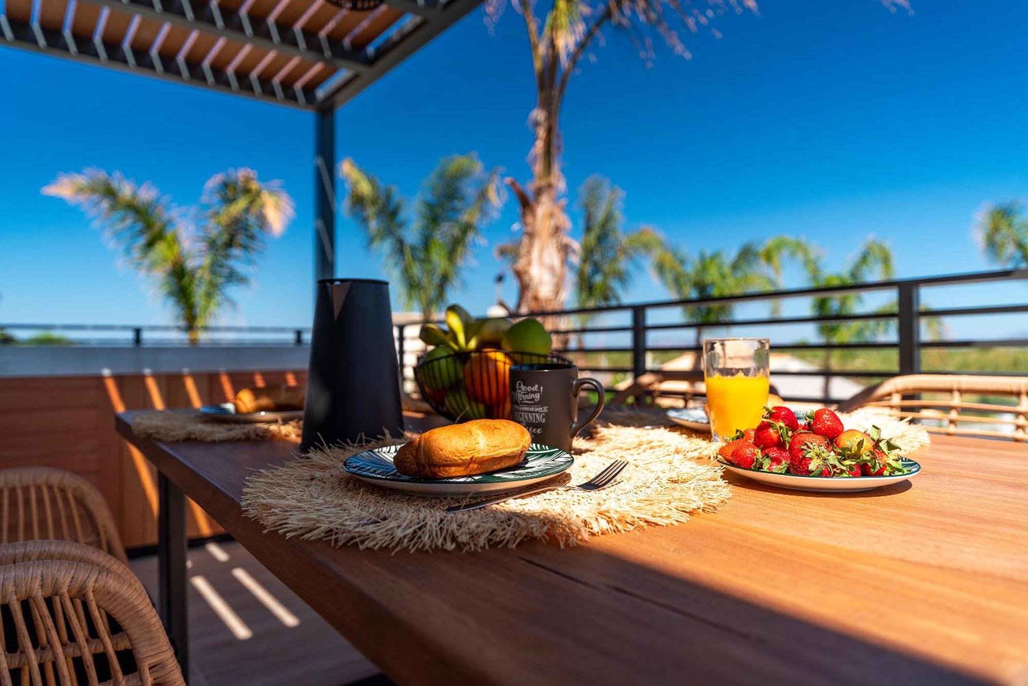 Palmeral Luxury Suites Кремасті Номер фото
